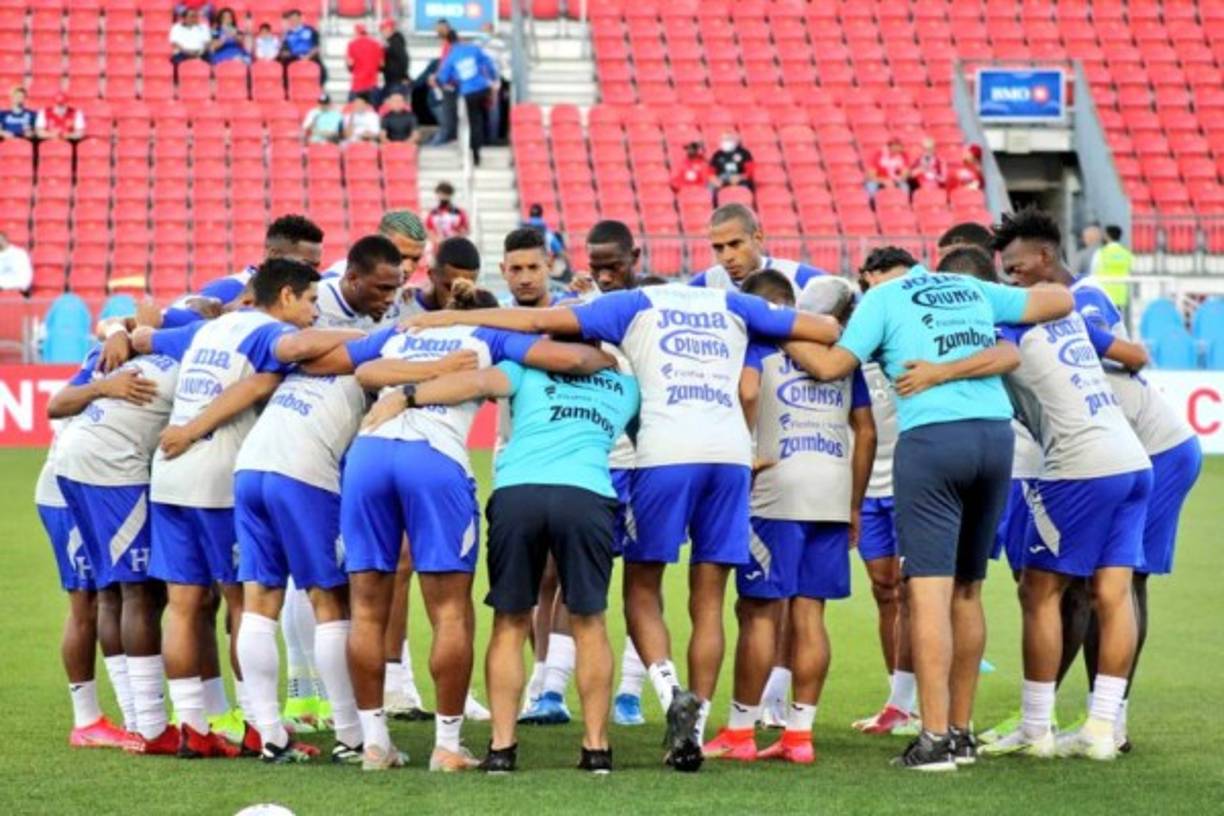 Los jugadores hondureños realizaron una oración durante el calentamiento previo al partido en el BMO Field de Toronto.