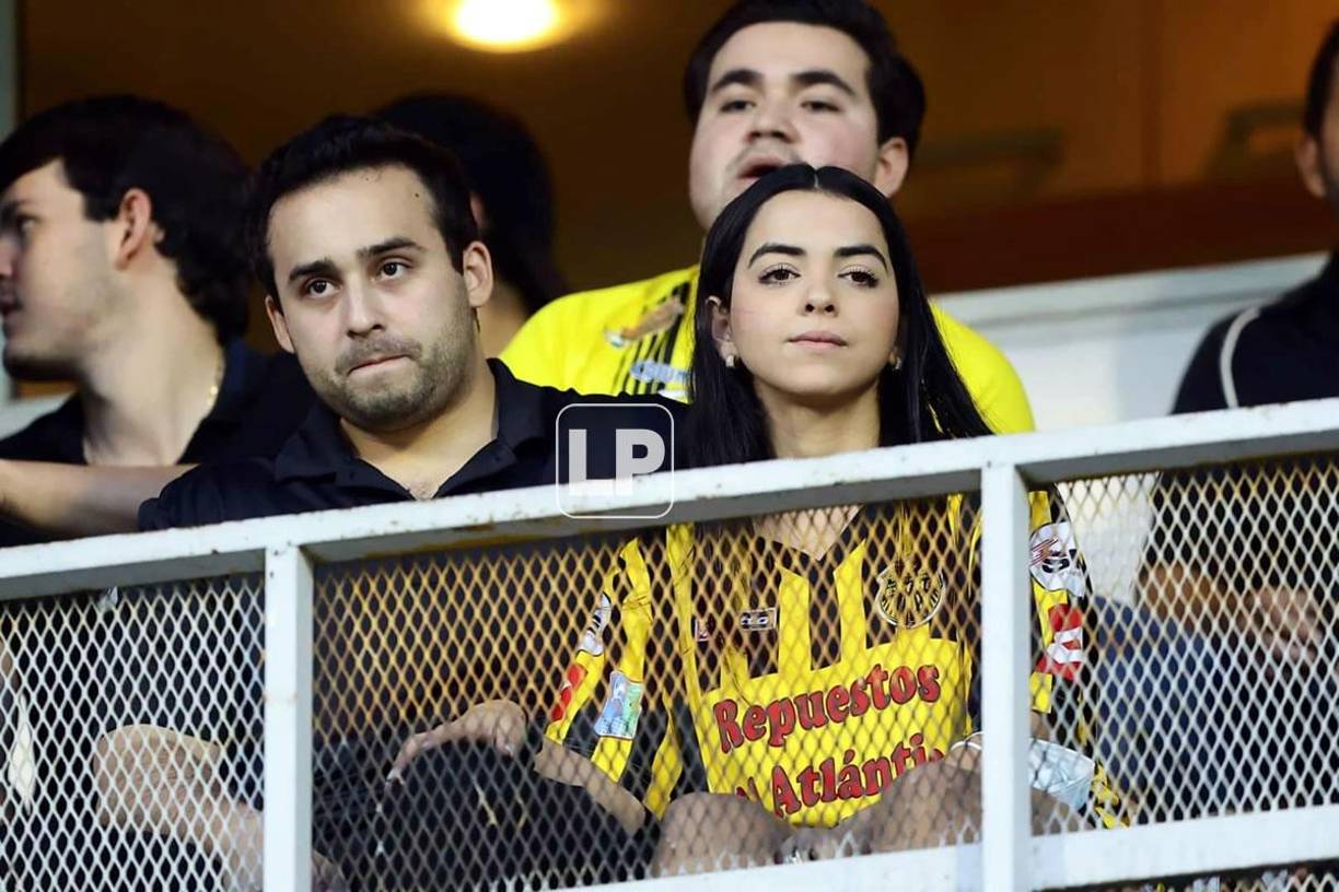 En pareja también llegaron los aficionados del Real España para apoyar a su equipo.