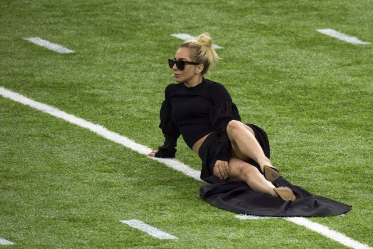 Aunque no busca esta noche ser el centro de atención por su vestuario, Lady Gaga, mostró algo más en la previa del Superbowl.