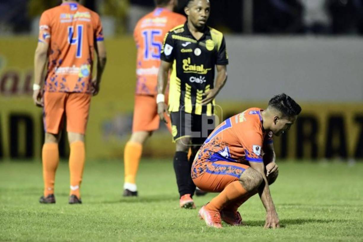 Jugadores de la UPN terminaron cabizbajos por la derrota contra el Real España.