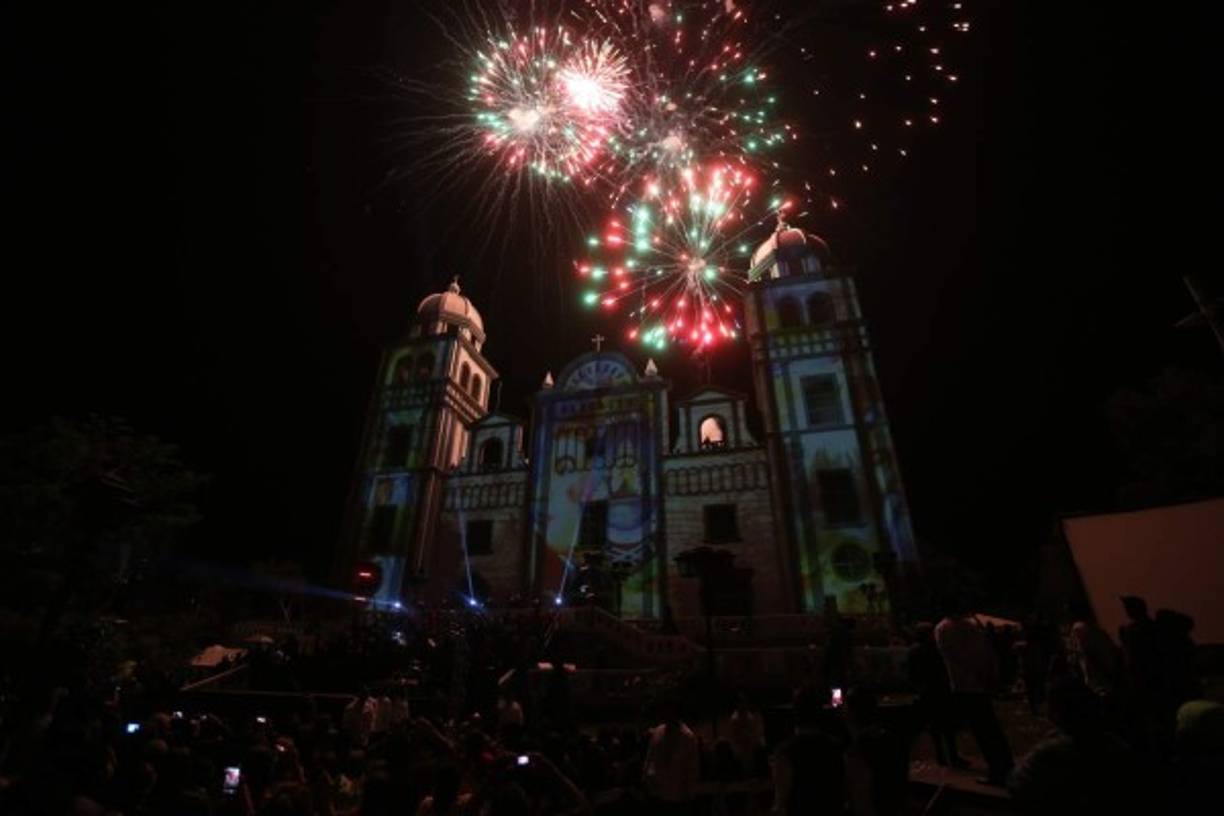 Proyecciones hechas sobre la fachada del santuario Nuestra Señora de Suyapa.