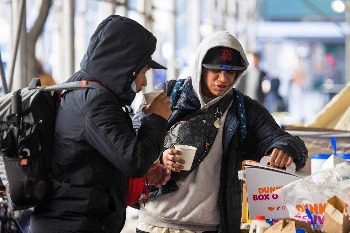 Activistas proinmigrantes apoyan al grupo de indocumentados en protesta con alimentos y café caliente.