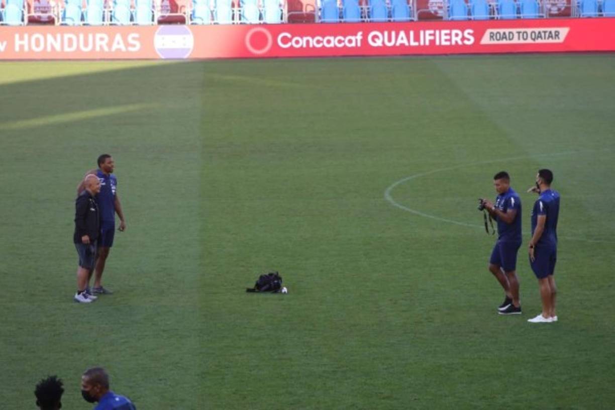 A Bryan Acosta también la hizo de fotógrafo en la grama del estadio BMO Field.