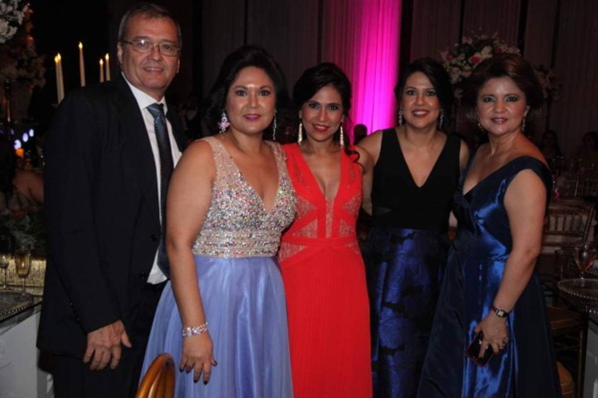 Juan José y Lisbeth Aguilar, Faride López, Ana Echeverry y Lizzette Chang.
