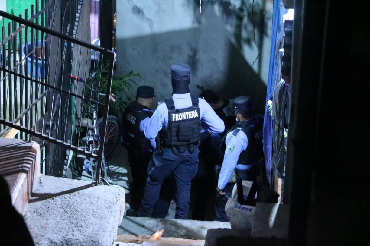 Con el fin de encontrar a los criminales que atacaron la posta policial y causaron la muerte del uniformado, se realizaron intensos operativos, que incluyeron la revisión de vehículos y peatones.