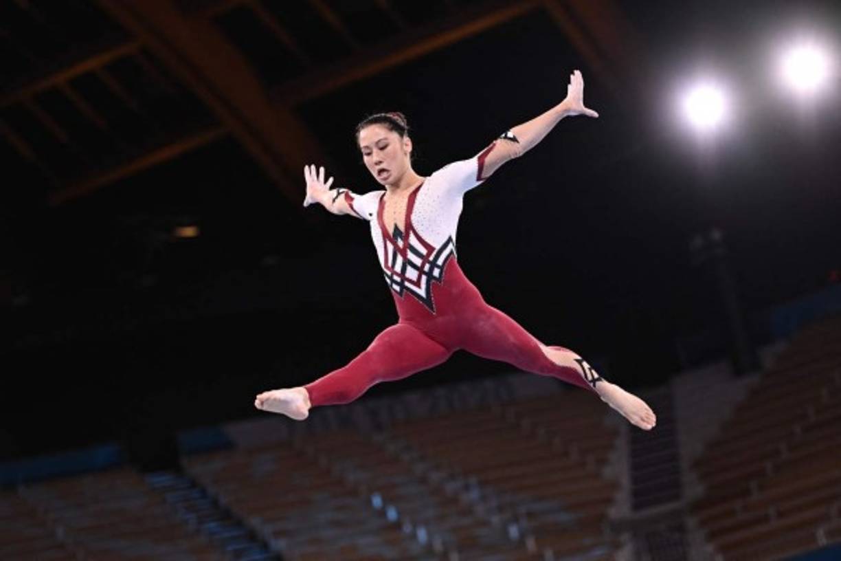 Las gimnastas compitieron con los trajes de cuerpo entero de colores rojo y blancos, cubriéndose piernas y brazos.