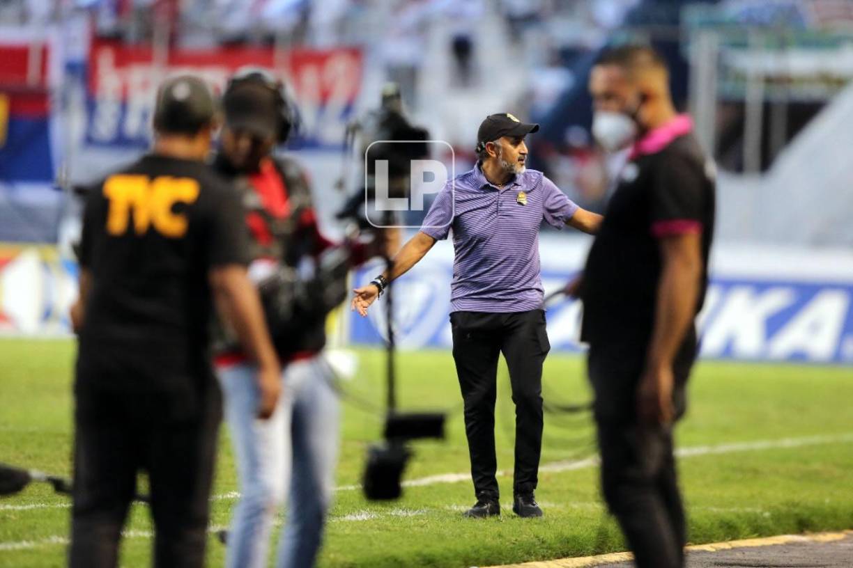 El ‘Potro‘ Gutiérrez estaba incrédulo con lo que ocurría en la cancha con su equipo.