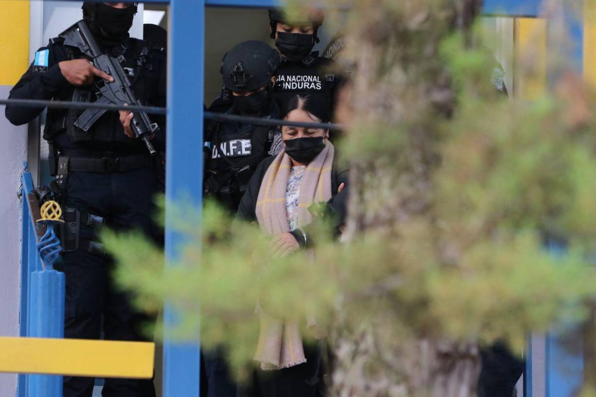 Esposada y en calma: Así lució Herlinda Montes antes de ser extraditada a Estados Unidos