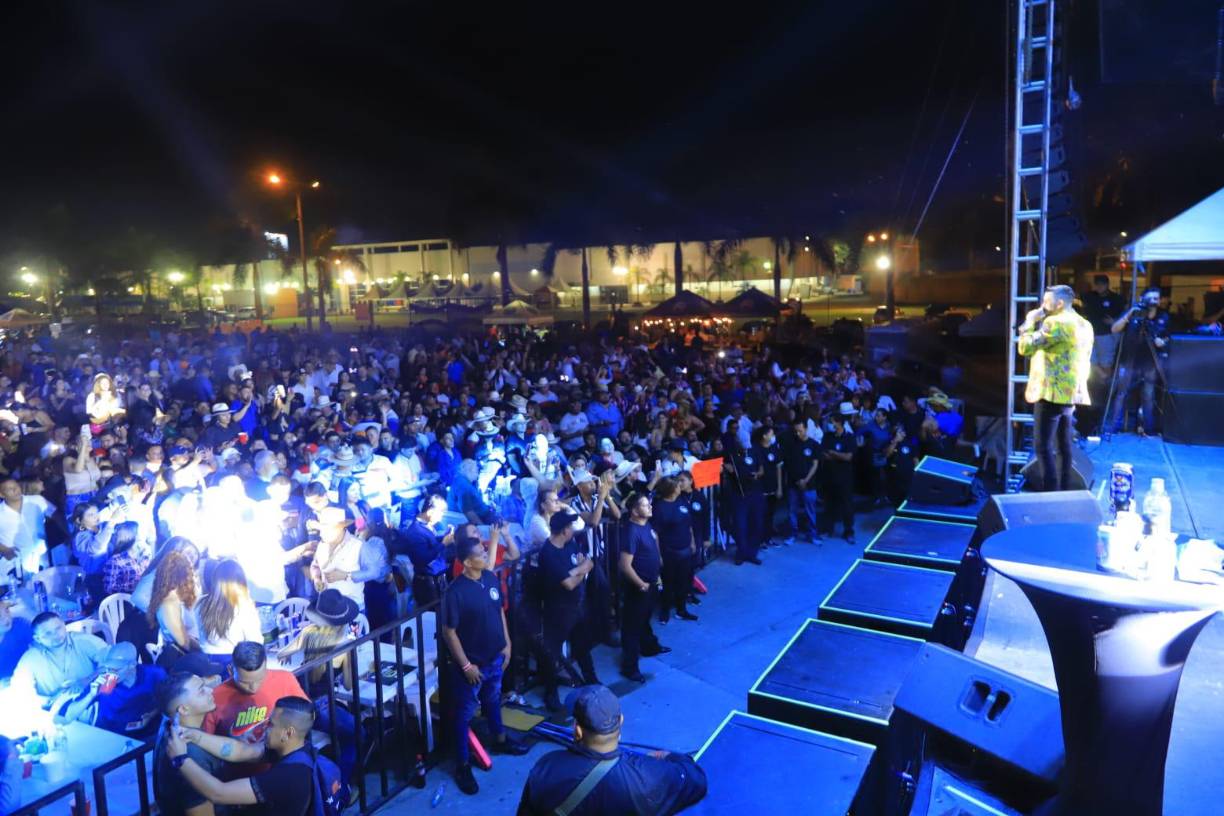 El intérprete mexicano se presentó por poco más de 120 minutos en el recinto donde interpretó ‘Hasta la Miel Amarga’, ‘El Que Te Amó’, ‘Una Julio 70’, ‘Y Si Se Quiere Ir y ‘Te lo Debo a Ti, entre otras.