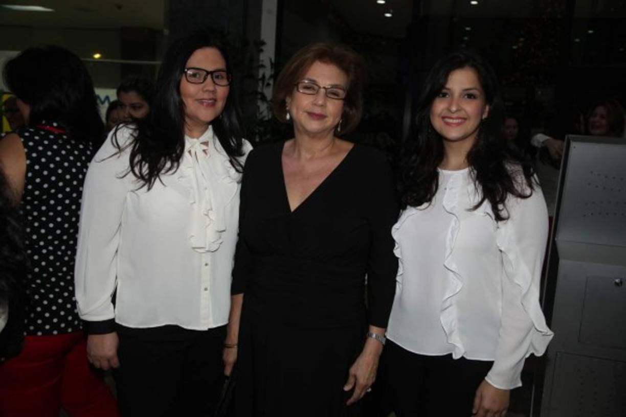Roxy Espinal, Roxana Barletta y Kristal Munguía.