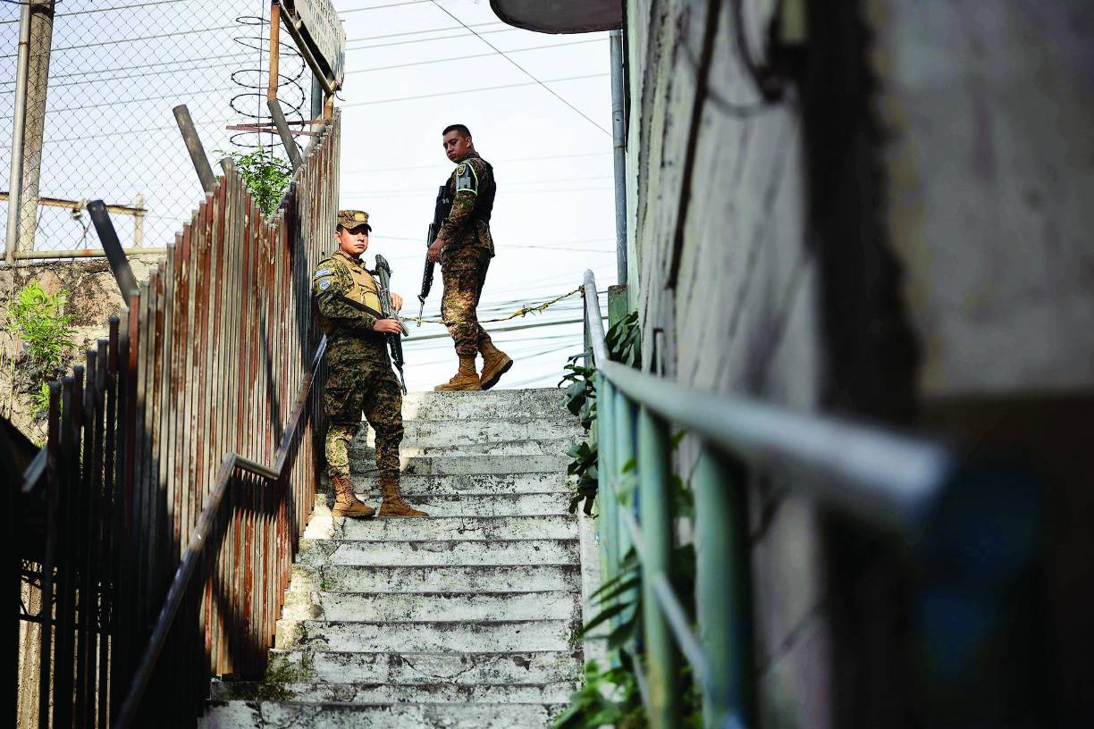 El lugar era una zona abierta de venta de droga y ahora, según vecinos, lo único que temen es que los militares se vayan del punto y regresen los pandilleros a vivir.