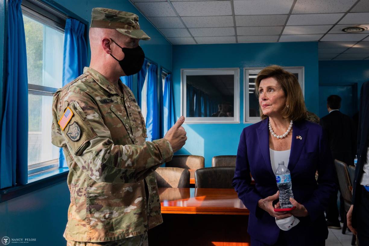 Pelosi y su homólogo surcoreano se comprometieron a mantener “los esfuerzos de ambos gobiernos para la desnuclearización y la paz a través de la cooperación internacional y los diálogos diplomáticos”, sustentados sobre “una disuasión poderosa y extendida” ante Pionyang, indicaron en un comunicado conjunto.