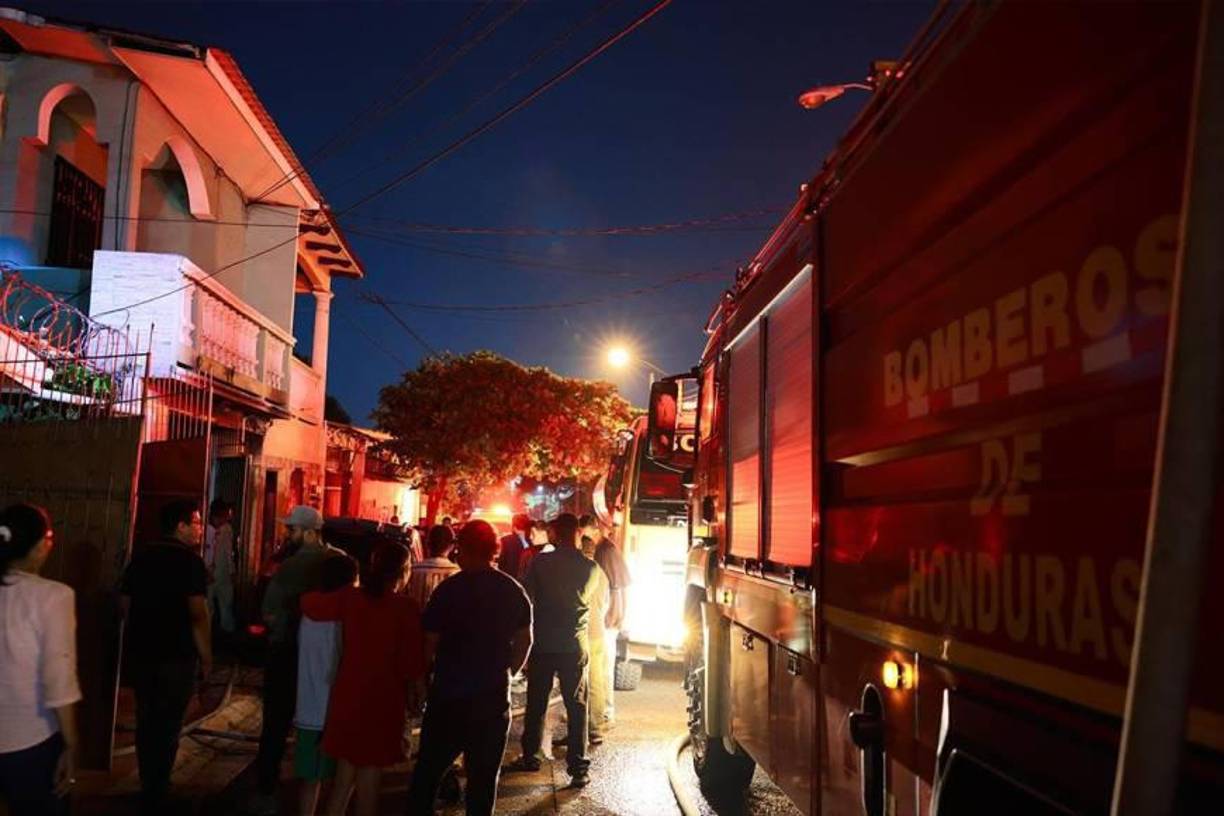 Su hermano, visiblemente afectado, recordó ante los medios mientras esperaba los restos de su hermana fuera de la morgue: “Le dije que almacenar pólvora era una bomba de tiempo”.
