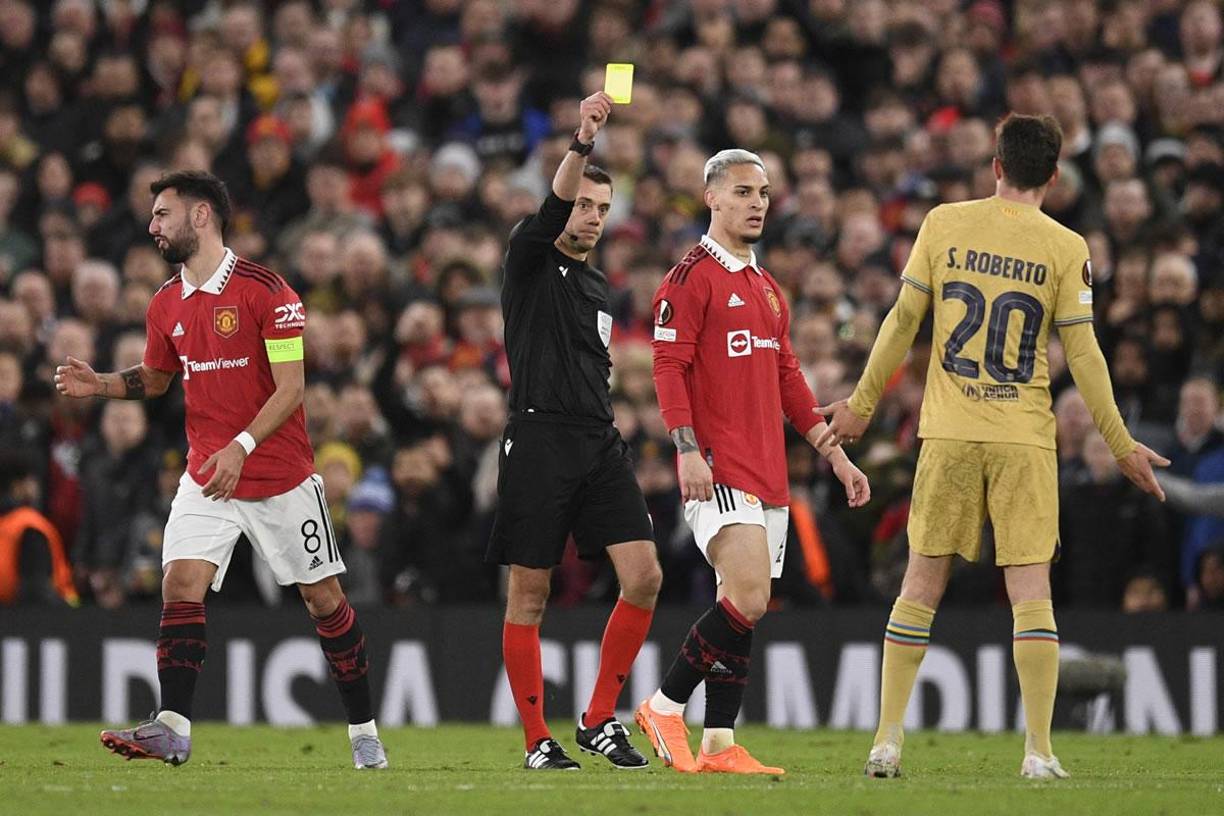 El árbitro francés Clément Turpin puso orden y le mostró tarjeta amarilla a Bruno Fernandes y Sergi Roberto.