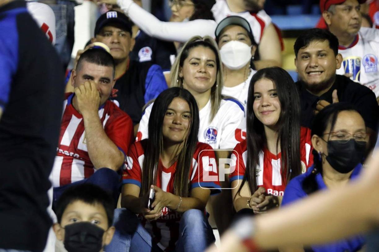 Bellas chicas olimpistas asistieron al estadio Morazán para apoyar a su equipo.