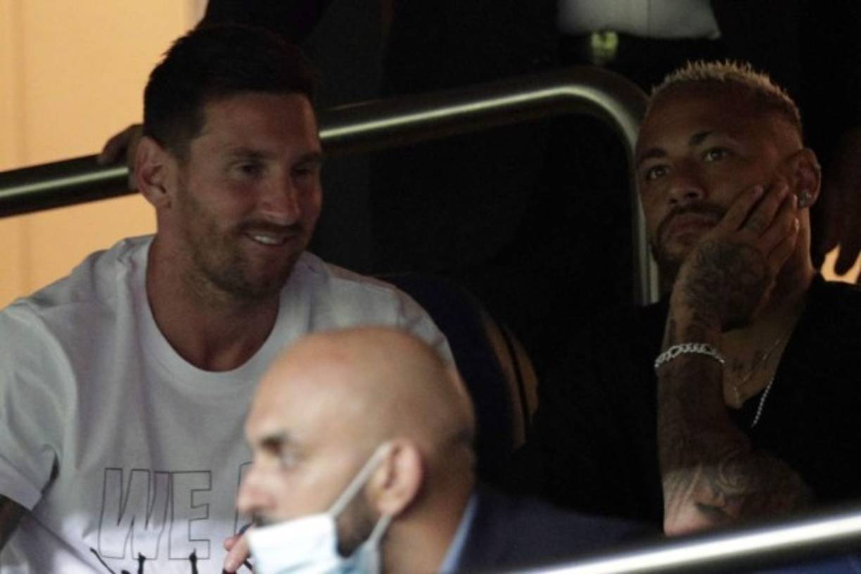 Messi estuvo hablado con Neymar mientras se jugaba el partido del PSG.