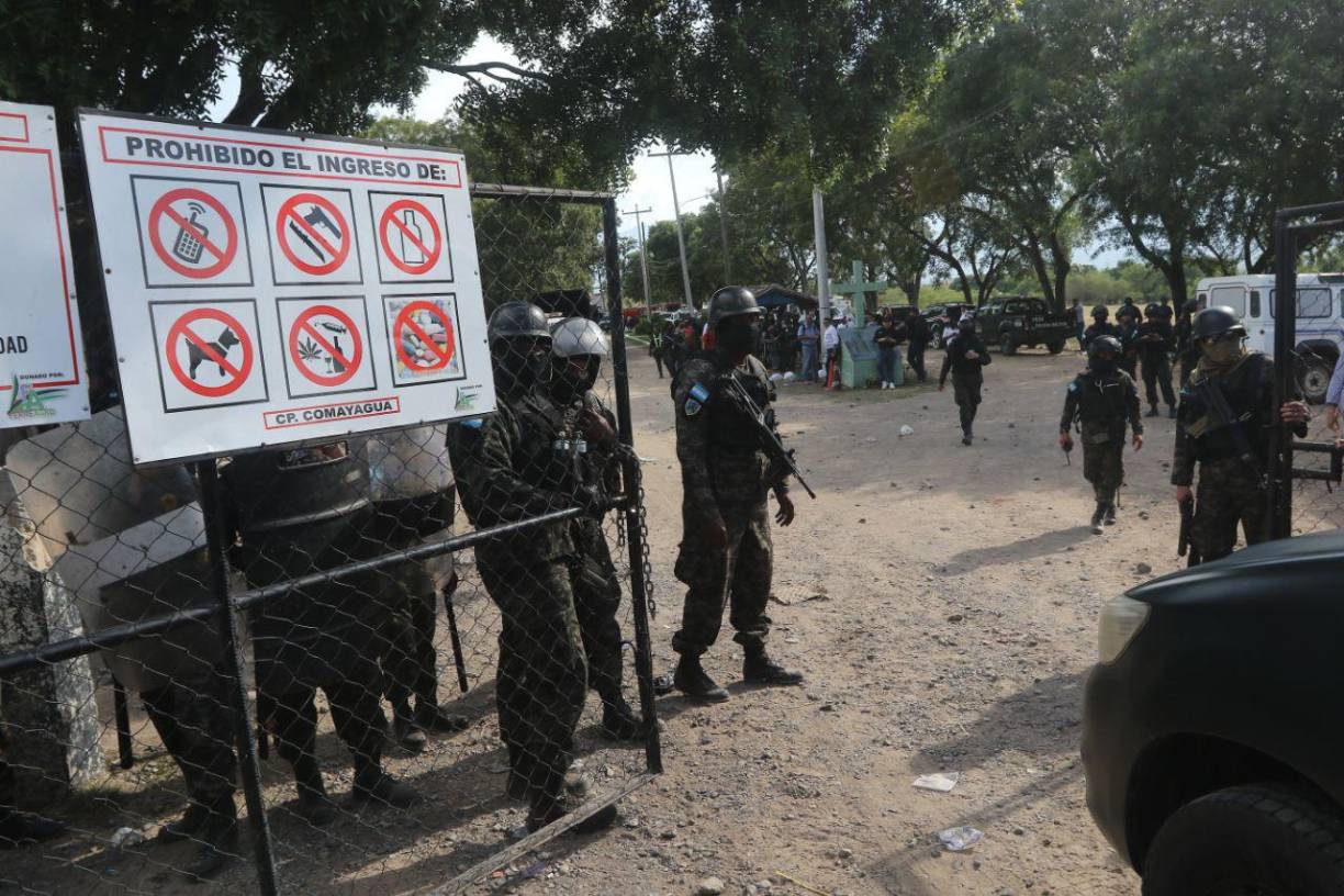 “Mataron a una mujer, aquí está la sangre”, denuncian las personas. “La llevaron de emergencia al hospital y allá murió”. 