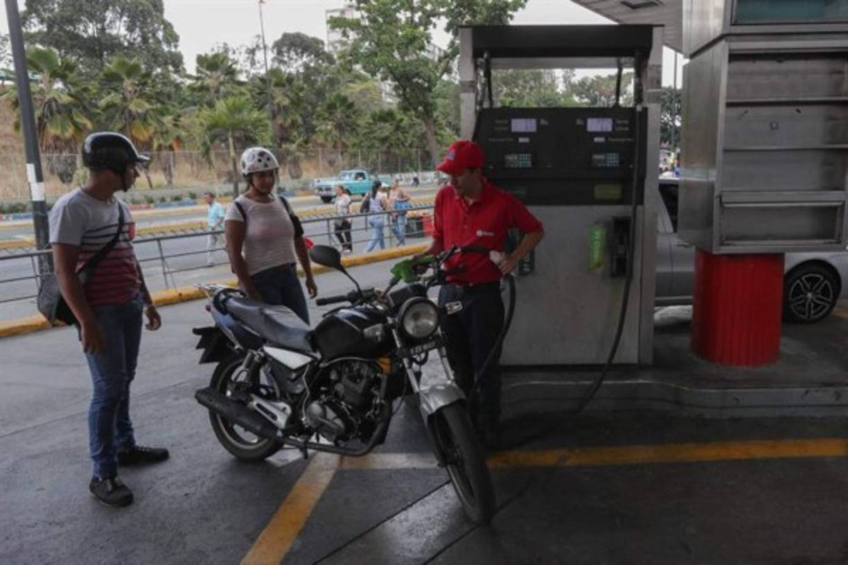 La entrada en vigencia a finales de abril de un embargo petrolero de Estados Unidos dificulta también comprar gasolina a empresas estadounidenses 'que eran las que normalmente nos abastecían', estimó García.