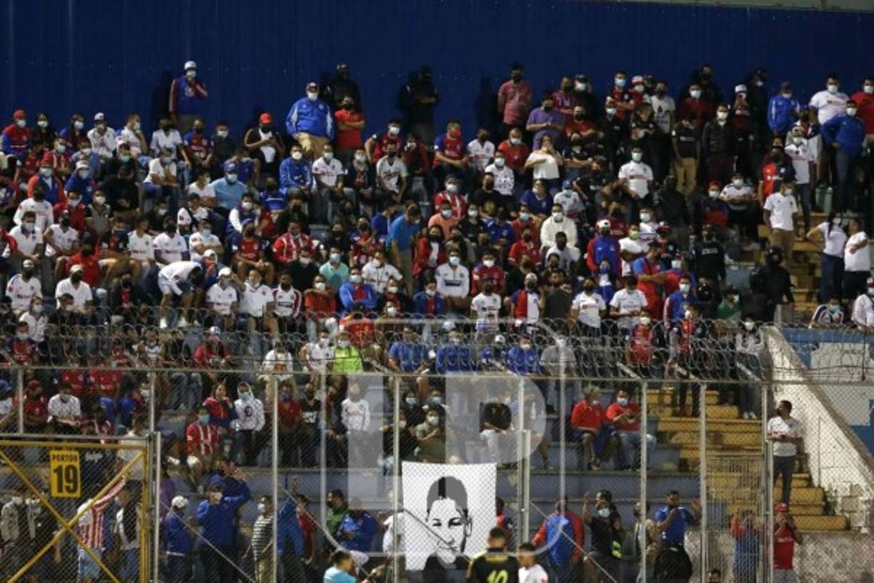 Como se puede ver en la imagen, los aficionados del Olimpia no guardaron el distanciamiento social como medida anti-Covid que exige Sinager para evitar contagios.