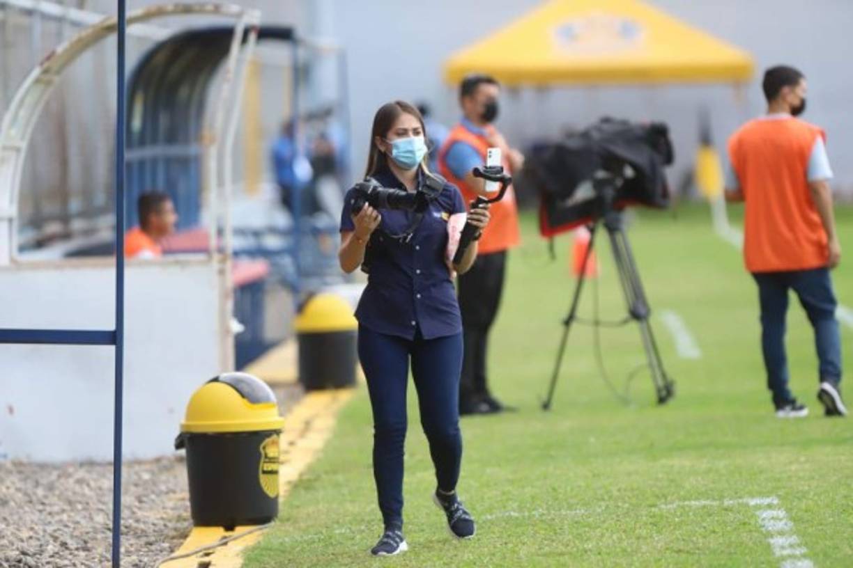 La joven periodista Karla López en sus labores durante el Real España vs Real Sociedad.