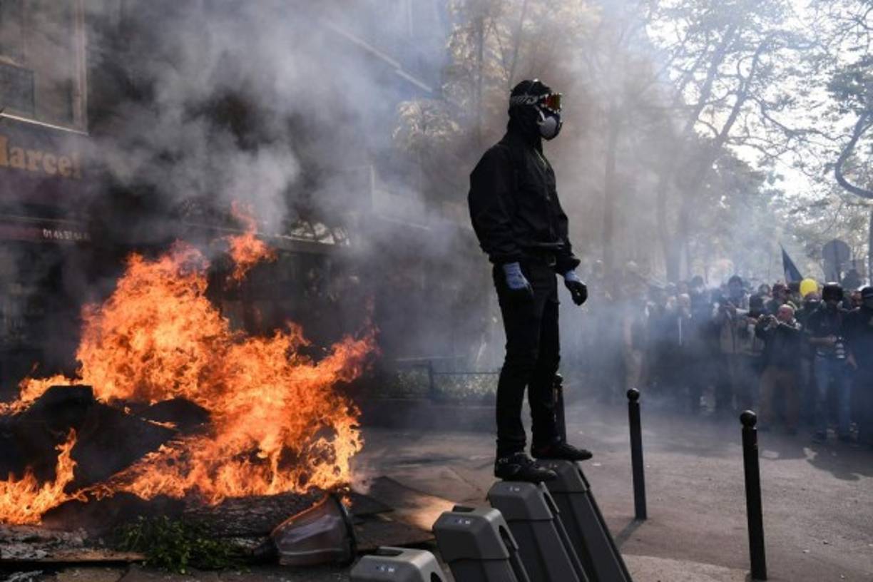 Atrapados entre los 'blacks blocs' y los 'chalecos amarillos', los sindicatos esperan recuperar visibilidad, a través de varios mítines y una gran marcha por la tarde a lo largo de tres kilómetros de boulevares entre Montparnasse y la plaza de Italia, en el sur de la capital.