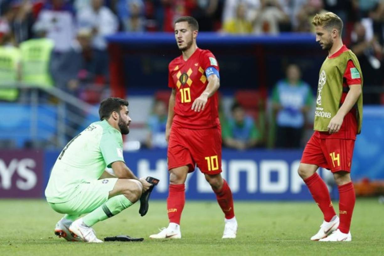 Eden Hazard y Dries Mertens fueron a consolar al portero brasileño Alisson Becker.<br/>