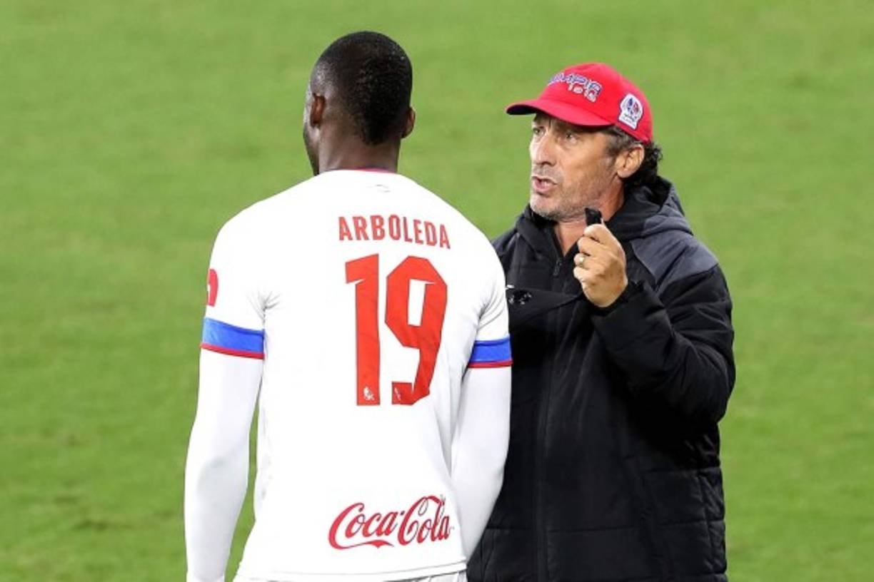 Pedro Troglio dando indicaciones al delantero colombiano Yustin Arboleda.