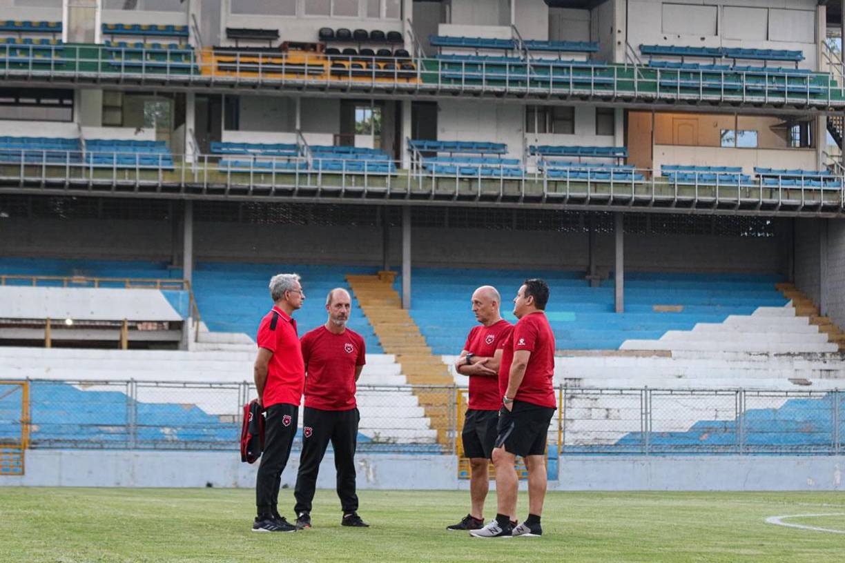 Fabián Coito estuvo charlando con sus asistentes en el reconocimiento de la cancha del Morazán.