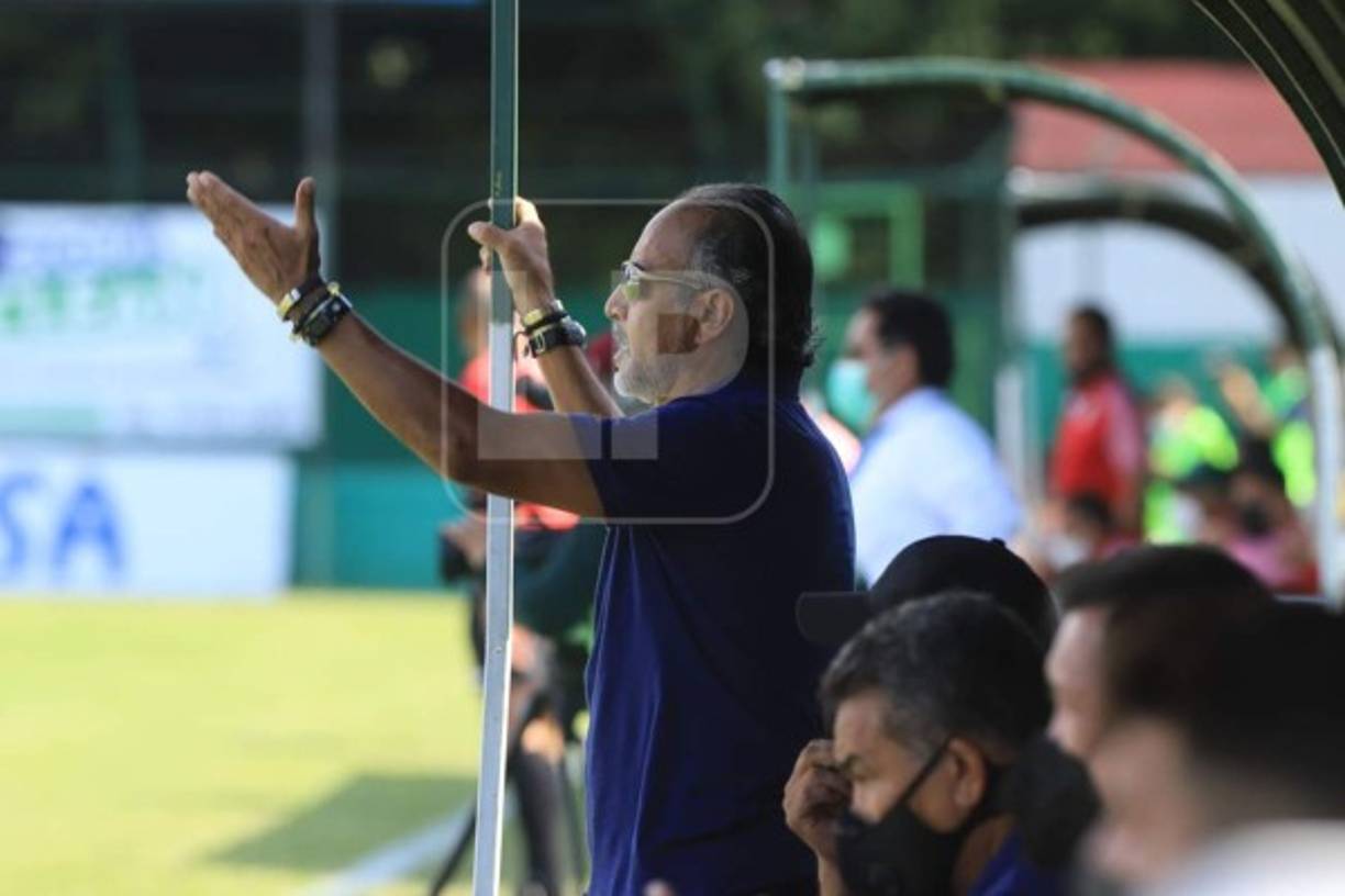 Potro Gutiérrez, DT del Real España, se quejó de las decisiones del árbitro central Said Martínez.