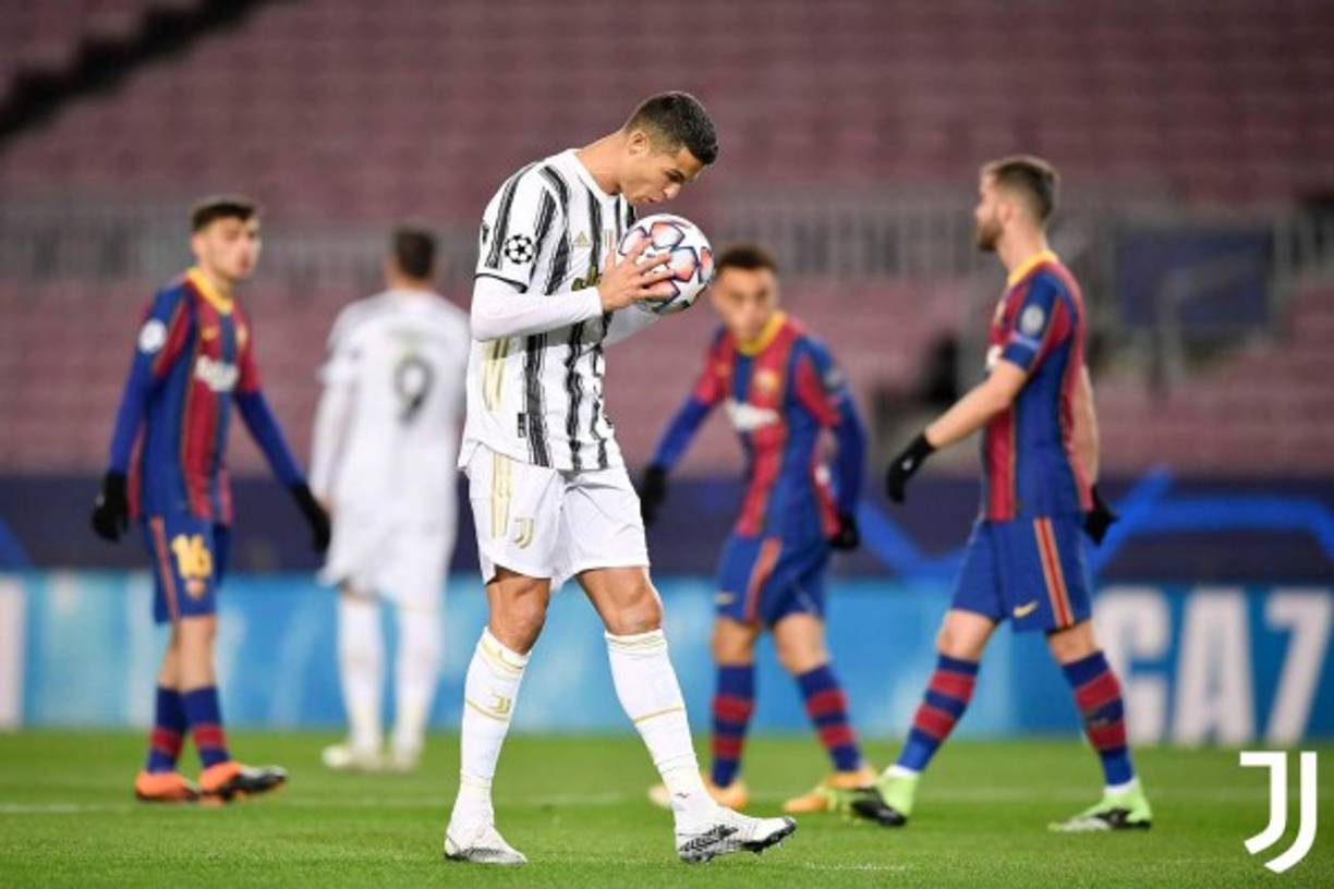 Cristiano Ronaldo besando el balón antes de lanzar el segundo penal.