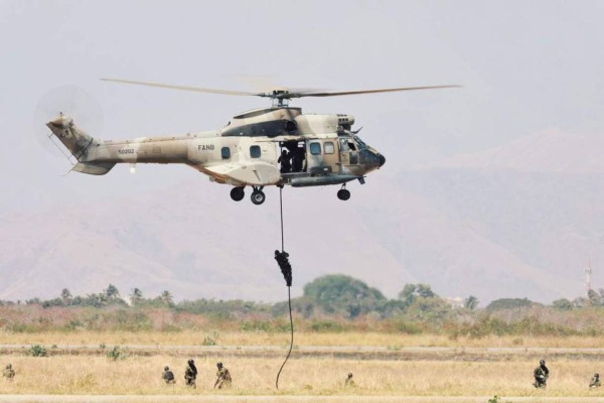 Soldados bajan de un helicóptero en varios ejercicios militares encabezados por Maduro.