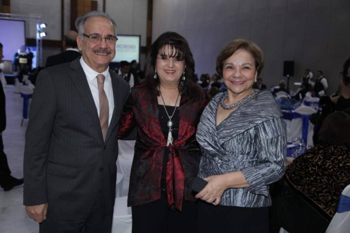 Rafael y Liliana Kafie y Sandra Corletto.