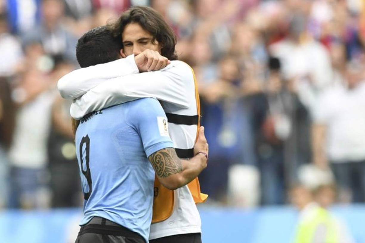 Cavani fue a darle el apoyo a Luis Suárez tras el pitazo final.