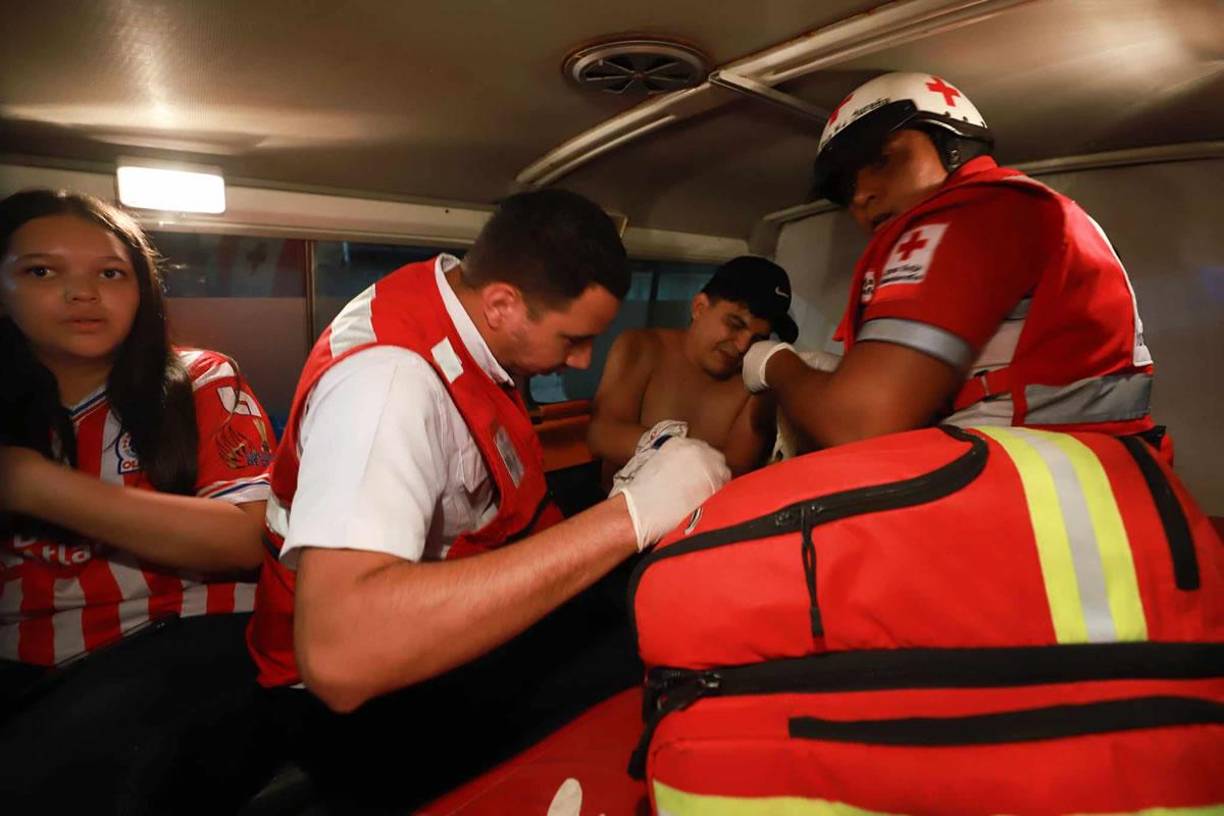 El aficionado tuvo que ser intervenido por el cuerpo de bomberos de Honduras en una ambulancia.