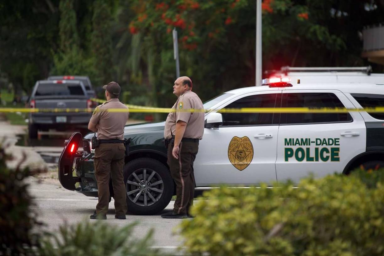 Según informaron las autoridades locales, Shinhoster llegó a la residencia con la intención de matar a algún miembro de la familia de su exnovia, en un acto de venganza tras el fin de su relación. 