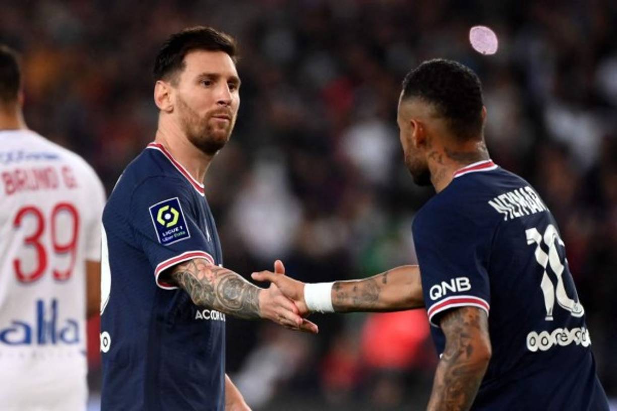 Messi felicitando a Neymar, quien marcó el gol del empate 1-1 con un lanzamiento de penal.