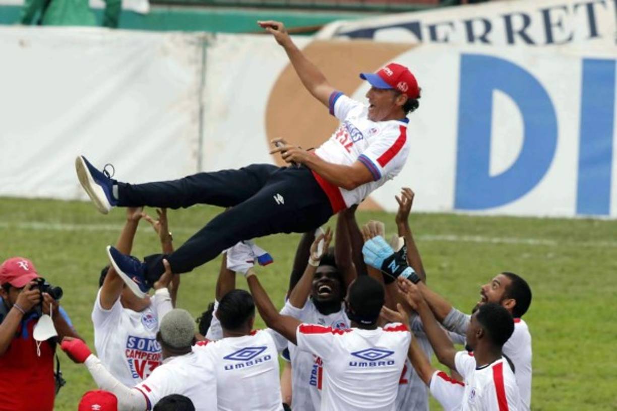 Pedro Troglio fue manteado por sus jugadores tras ganar el título.