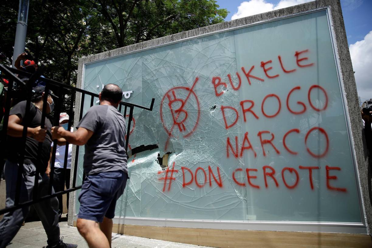 La pandemia de la covid-19 obligó desde el 2020 a suspender los actos conmemorativos de la independencia centroamericana de España, que este 2021 cumplió 200 años.Los tradicionales desfiles de bandas musicales se vieron desplazados este miércoles por la protesta, en la que los participantes se ataviaron con banderas del país, camisas con mensajes contra el bitcóin y contra la “dictadura”.