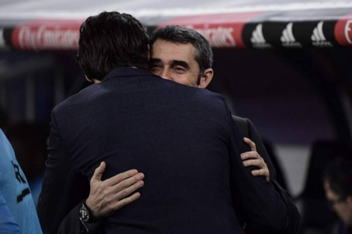 Previo al inicio del partido, Santiago Solari fue a darle un abrazo al entrenador Ernesto Valverde.