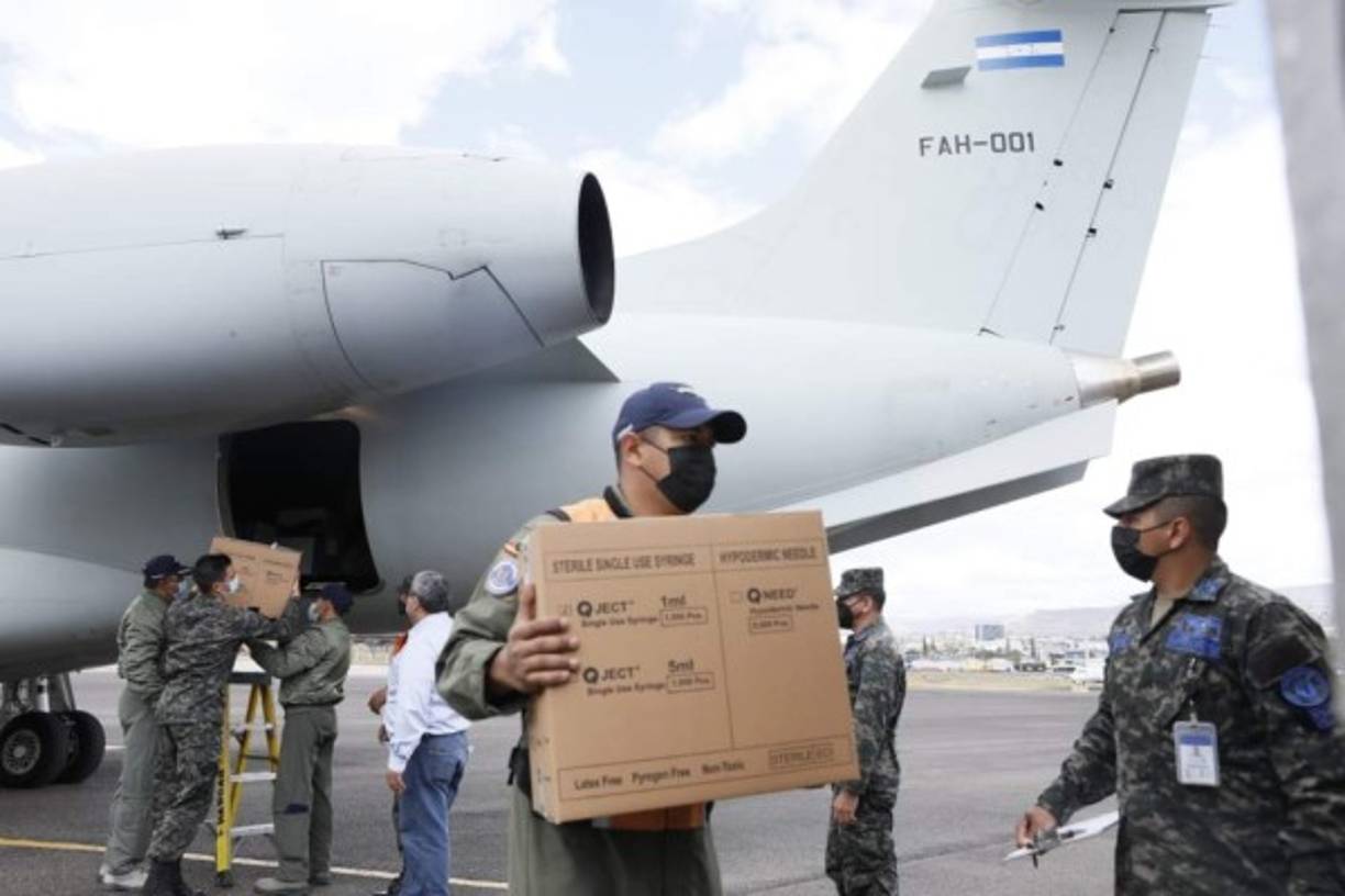 A paramedic of Israel's health ministry handles a vial of the Moderna COVID-19 coronavirus vaccine before administering doses to Palestinians working in Israel, at the Israeli entrance of the Shaar Ephraim crossing checkpoint between Israel and the occupied West Bank near Tulkarem on March 8, 2021. (Photo by AHMAD GHARABLI / AFP)