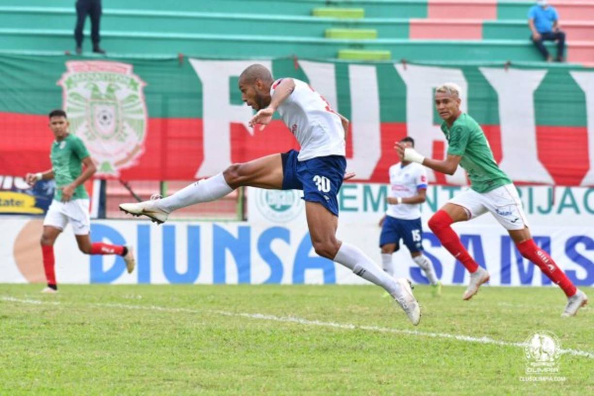 La más clara del primer tiempo la tuvo Eddie Hernández con este disparo de derecha que se estrelló en el horizontal del arco de Denovan Torres.