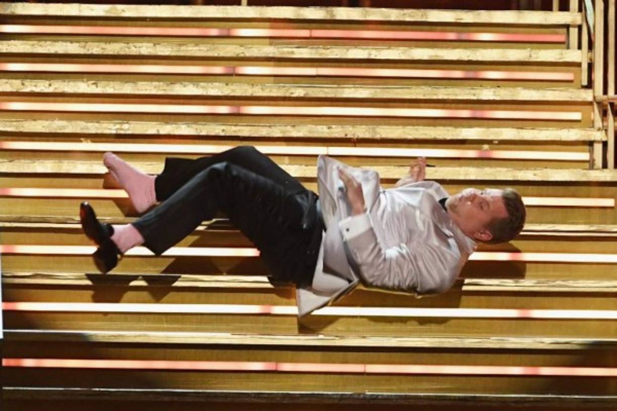 La caída del conductor James Corden fue uno de los momentos más comentados de la noche.