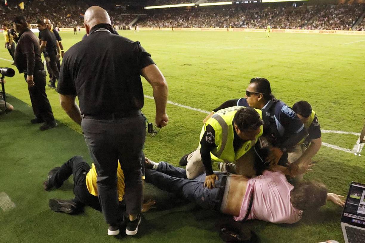 Otro aficionado, con camiseta del Inter Miami, intentó entrar a la cancha pero fue detenido antes de que pudiera lograrlo.