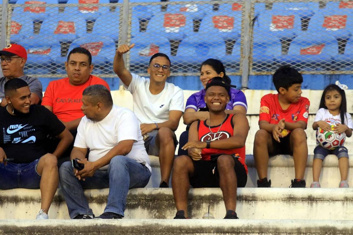 Los aficionados disfrutaron del arranque de la Liga de Ascenso.
