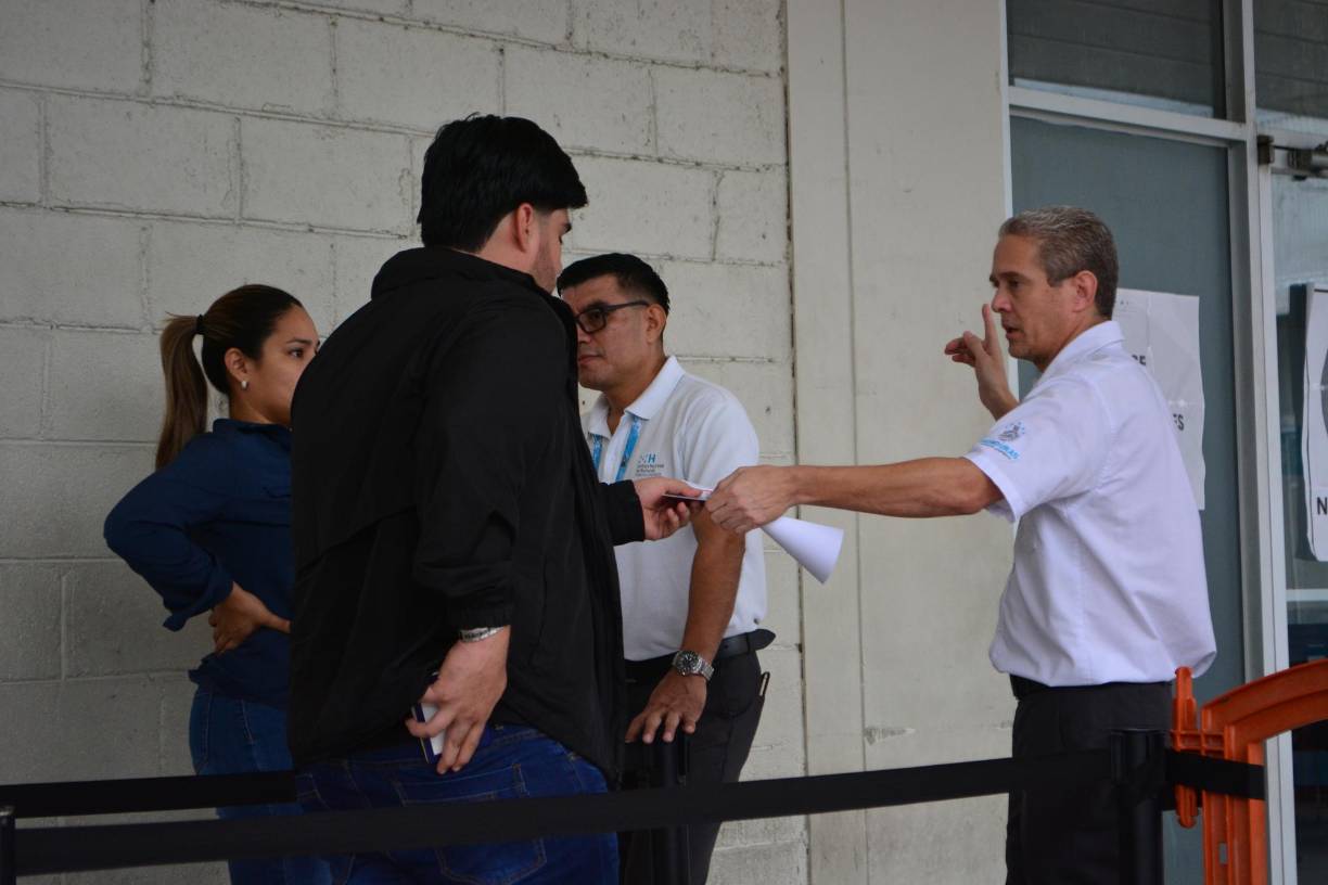 Si usted no se puede presentar el día que le toca la cita, puede pagar una reprogramación en el banco, tiene un costo de 5 dólares adicionales.