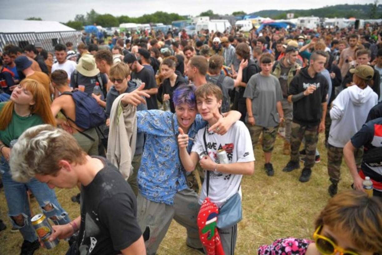 Más de 400 gendarmes intervinieron durante la noche para impedir la 'rave' -fiesta multitudinaria clandestina- en Bretaña, cerca de la localidad de Redon. Según la prefectura, los juerguistas intentaron montar la fiesta en el hipódromo de la localidad.