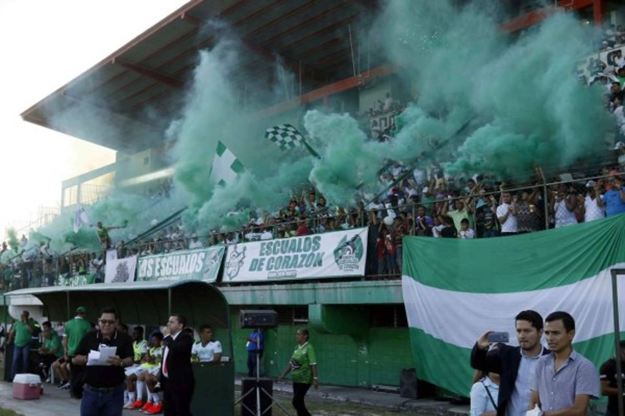 Ambientazo de la afición del Platense.