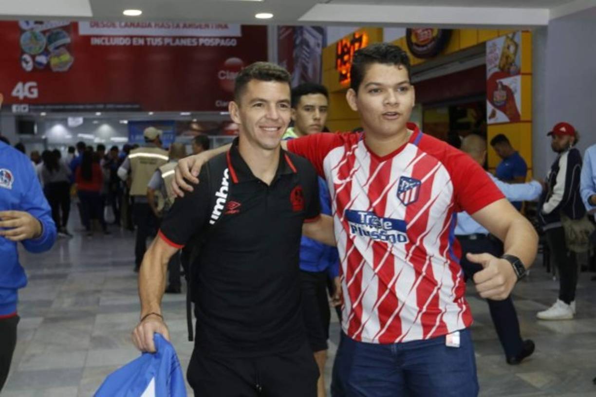 El argentino Matías Garrido posando con un aficionado.