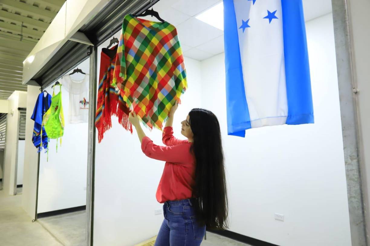 El popular mercado fue entregado a 327 emprendedores, para que puedan ofrecer sus productos al publico en general.