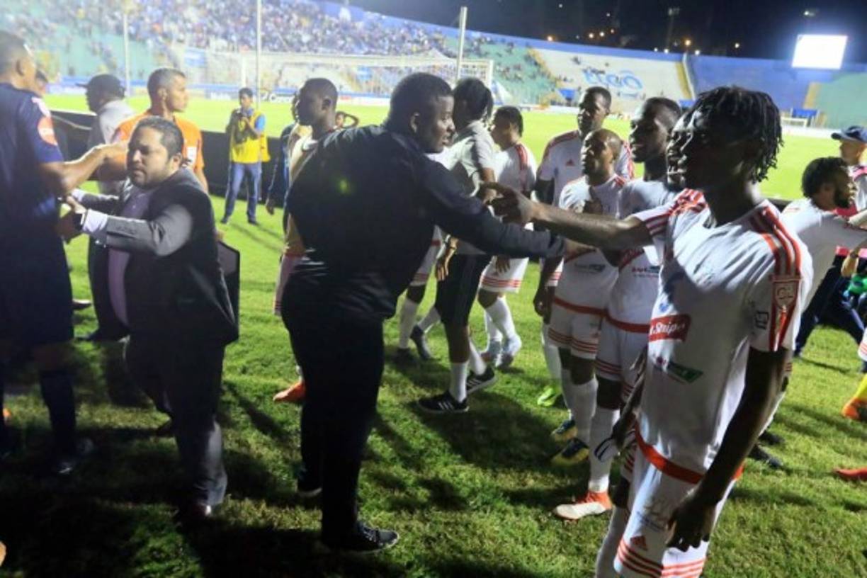 Los jugadores del Portmore United se palabrearon con los de Motagua.